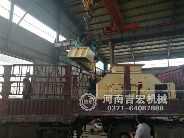 1200&times;1000對(duì)輥破碎機(jī)發(fā)往湖北