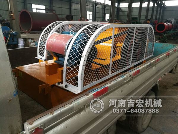  200&times;450對(duì)輥破碎機(jī)發(fā)往貴州_破碎石英砂