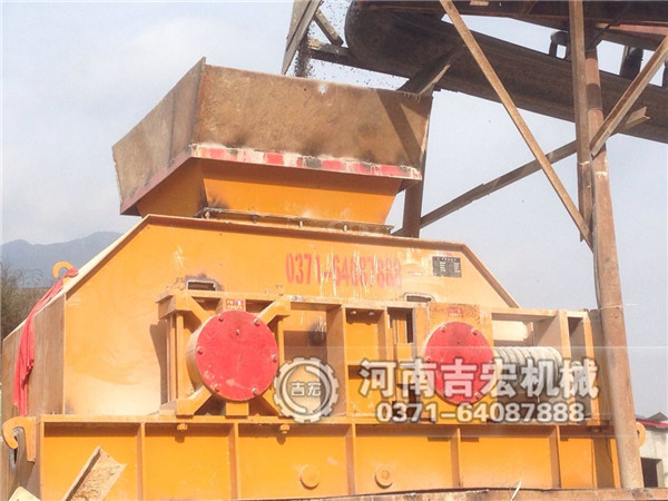 對(duì)輥制砂機(jī)價(jià)格_小型對(duì)輥制砂機(jī)多少錢(qián)一臺(tái)
