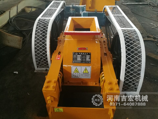  200&times;450對輥破碎機發(fā)往貴州_破碎石英砂