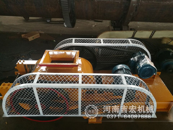  200&times;450對輥破碎機發(fā)往貴州_破碎石英砂