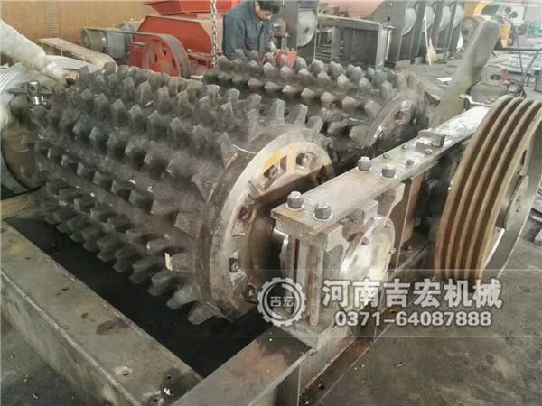 900&times;1200移動雙齒輥破碎機發(fā)往西安 