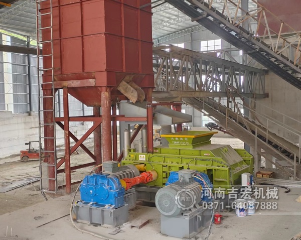 礦場主自述：“換了液壓對輥機(jī)后，我的鐵礦石制砂廠終于扭虧為盈！”