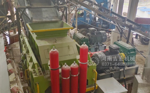 破碎輝綠巖總走彎路？對輥機(jī)用實(shí)力告訴你：選對設(shè)備多重要！