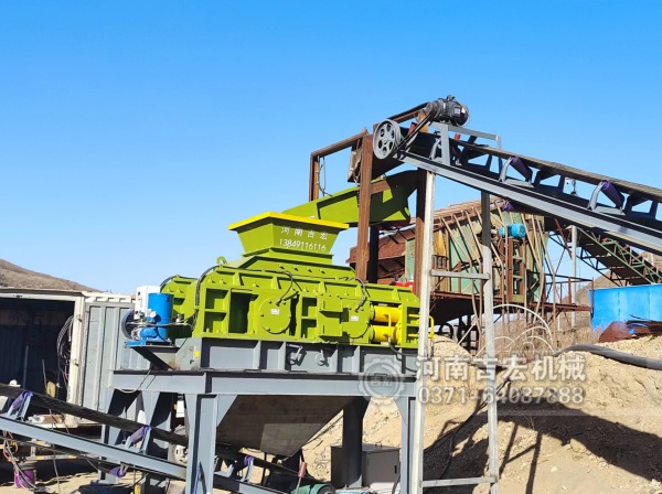 沙子超細(xì)粉碎機(jī)哪種效果好,推薦四輥破碎機(jī)！